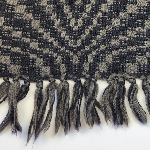 Prima Maglia Hand Loomed 100% Wool Knit Fringe Scarf - Picture 3 of 5